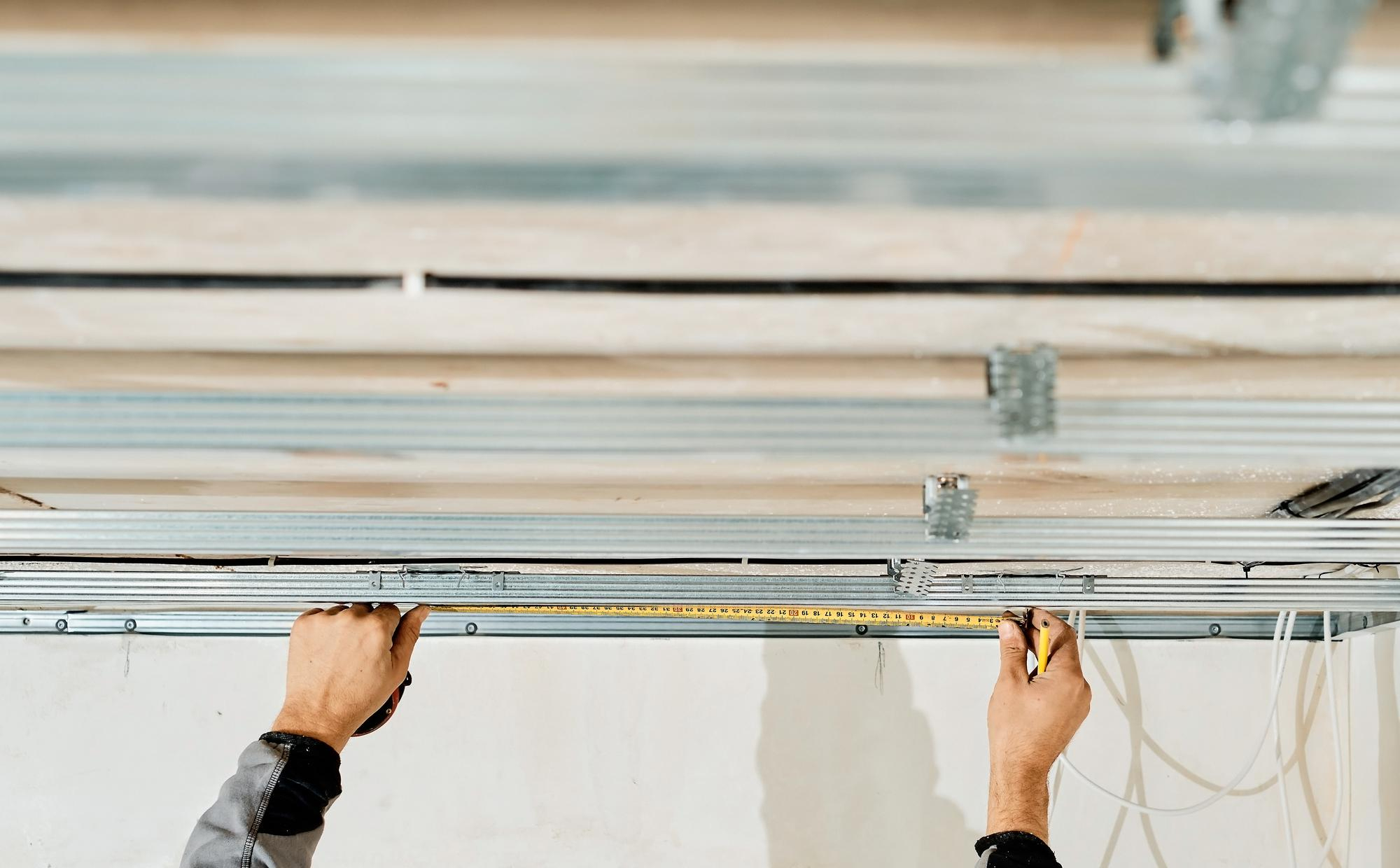 Préparation d’un plafond avant des travaux de plâtrerie