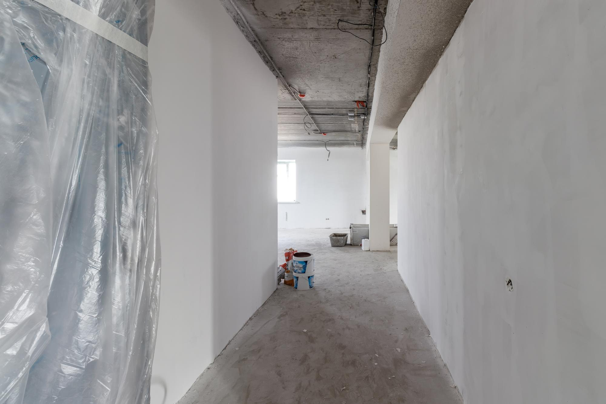 Travaux de plâtrerie dans un intérieur en rénovation